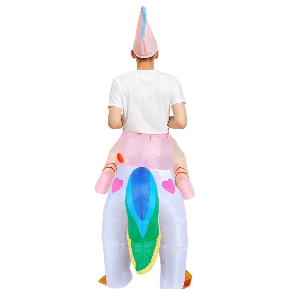 Groupe de personnes avec un déguisement licorne gonflable géant, créant une ambiance magique de fête.