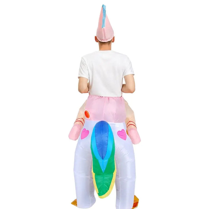 Groupe de personnes avec un déguisement licorne gonflable géant, créant une ambiance magique de fête.