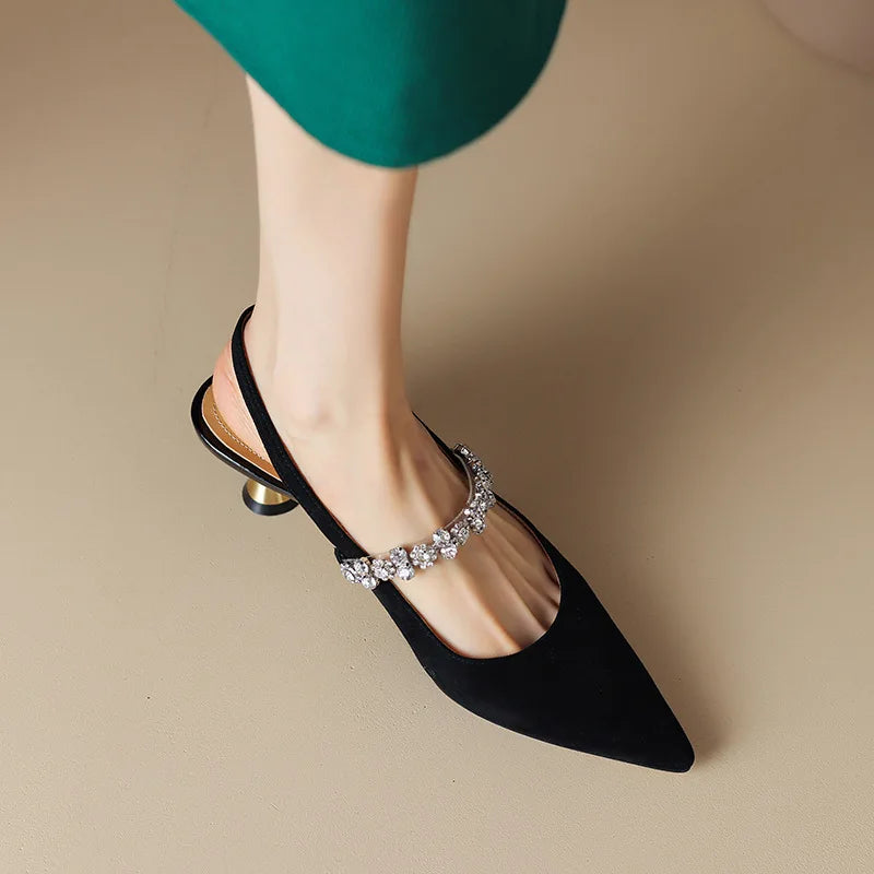 Gros plan : escarpins brillants en cristaux étincelants, chaussures à talon pour femme, accessoire mode.