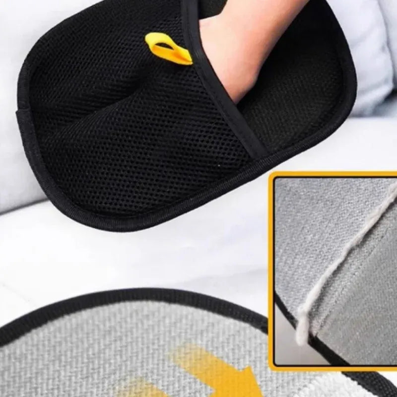 Gant de nettoyage anti-poils réutilisable bleu éliminant les poils de chien et chat sur un canapé gris.