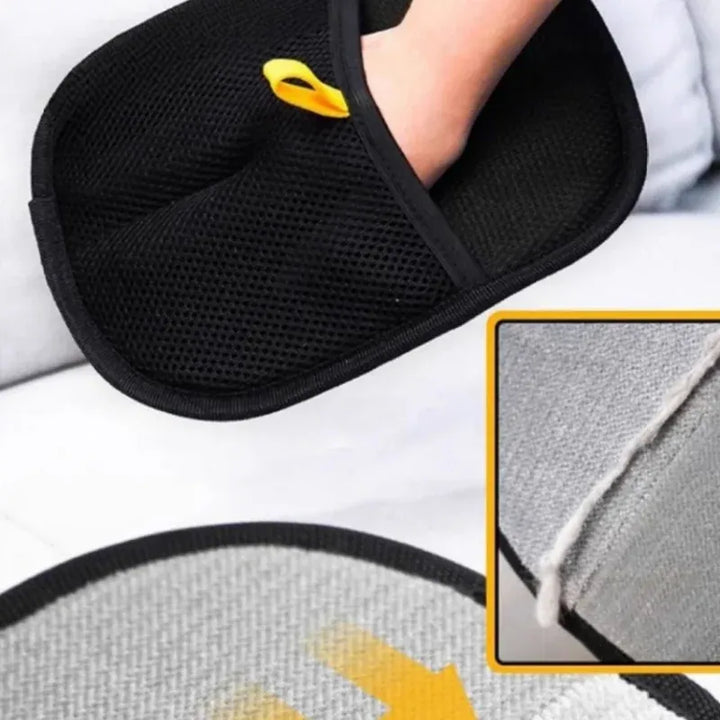 Gant de nettoyage anti-poils réutilisable bleu éliminant les poils de chien et chat sur un canapé gris.