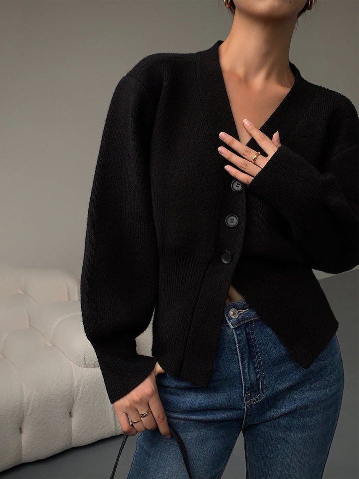 Pull femme en maille, cardigan confortable à col V. Style élégant pour la mode féminine automne-hiver casual.