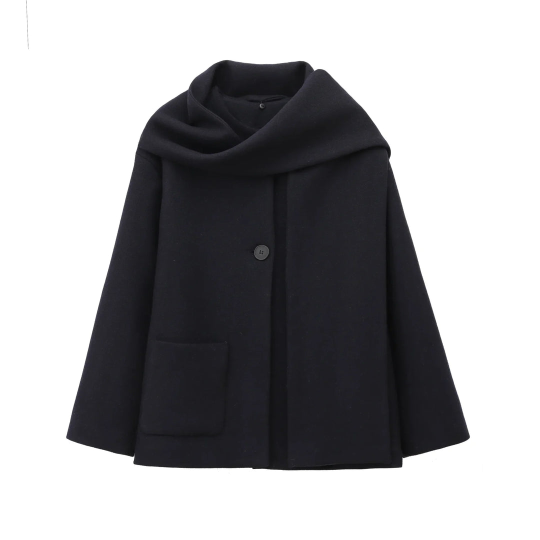 Manteau femme vin rouge élégant, coupe chic et col enveloppant. Idéal pour la mode hivernale féminine.