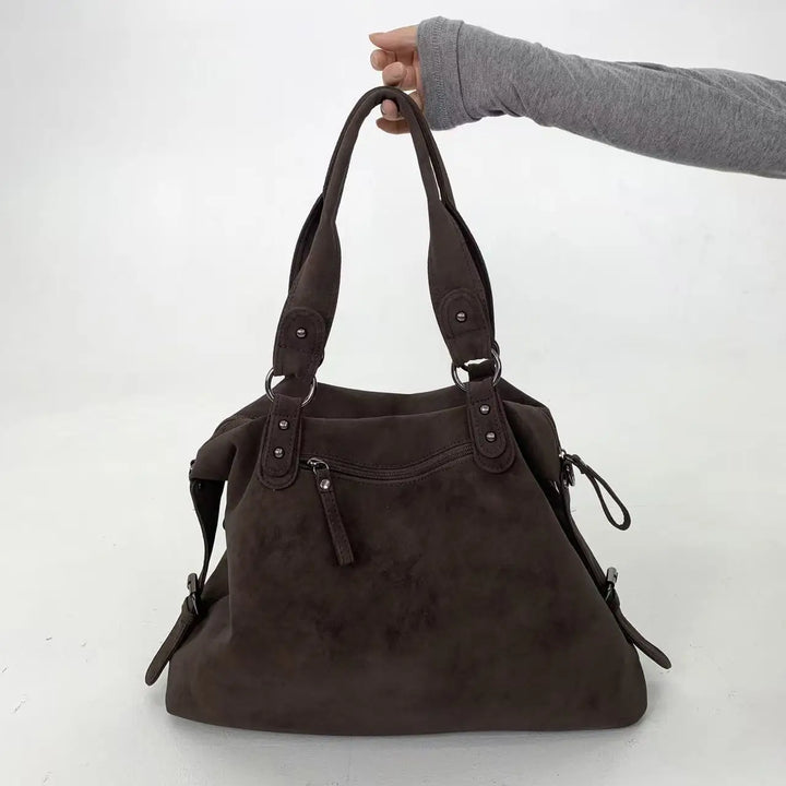 Sac cabas élégant marron en suédine, conçu pour femme, offrant style décontracté chic et organisation pour la ville.