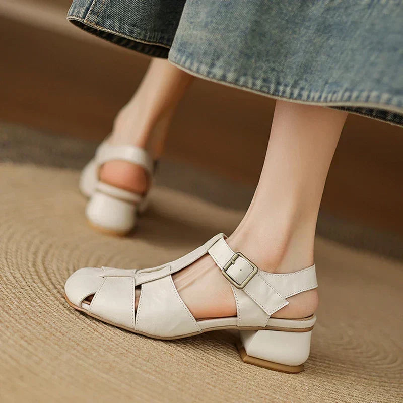 Chaussures Coralia à talon épais, design bout carré élégant, bride cheville. Idéales pour un look mode femme.