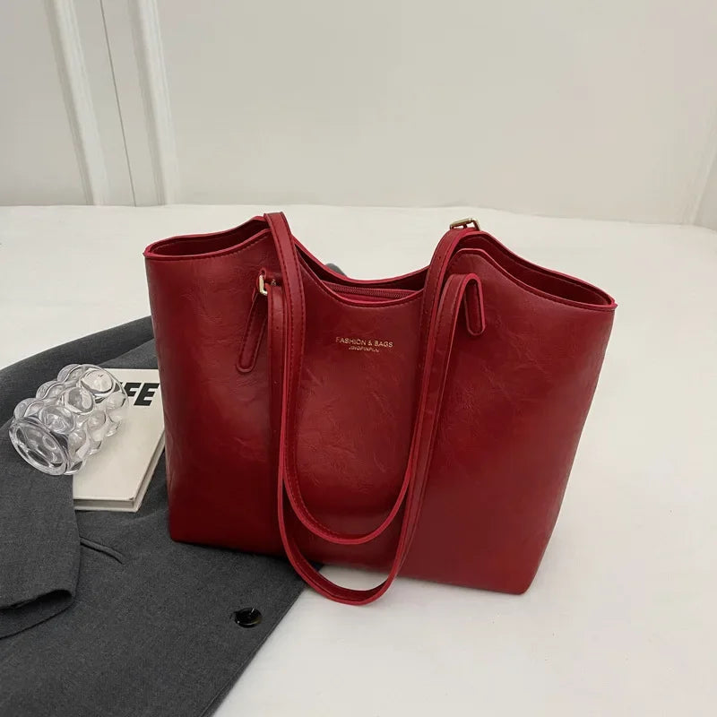 Sac fourre-tout noir vintage en cuir végan pour femme. Sac à main élégant et intemporel.