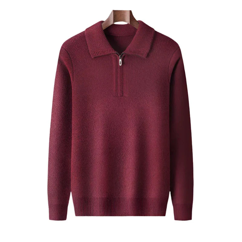 Détail du col demi-zip sur un pull homme élégant et chaud, parfait pour les saisons froides.