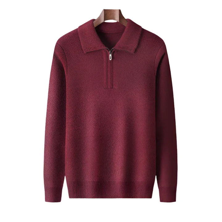 Détail du col demi-zip sur un pull homme élégant et chaud, parfait pour les saisons froides.