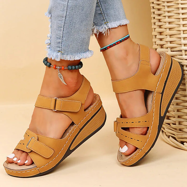 Confort et style avec les sandales compensées GraceStep femme, idéales pour l'été, avec ajustement facile.