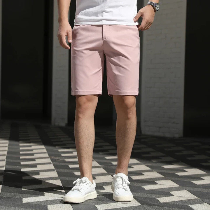Mode masculine: short décontracté coupe droite, alliance d'élégance et de confort pour l'été.