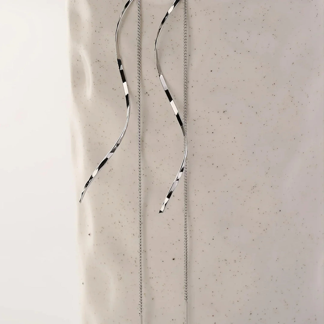 Boucles d'oreilles femmes vagues modernes, design fluide et élégant, parfaites pour soirées.