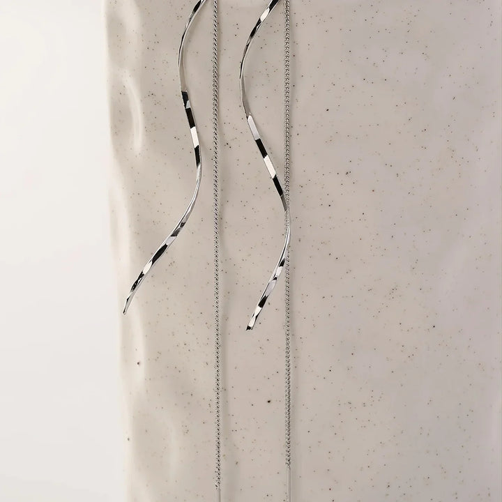Boucles d'oreilles femmes vagues modernes, design fluide et élégant, parfaites pour soirées.