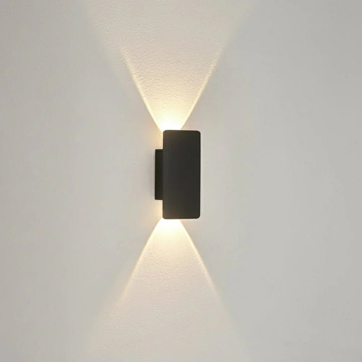 Éclairage mural LED OUTGLOW contemporain, en aluminium noir, étanche, pour déco moderne maison.