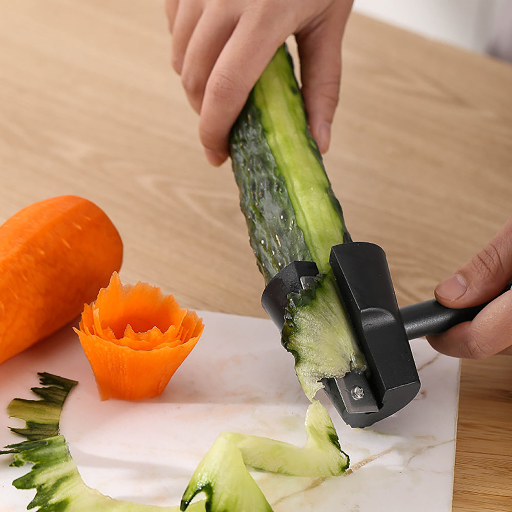 Éplucheur à main pour une préparation efficace des légumes et fruits, un ustensile indispensable.