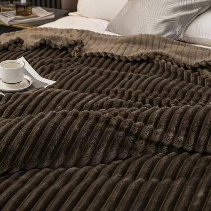 Plaid douillet LuxeCocoon pour un salon chaleureux et confortable, idéal pour se détendre.