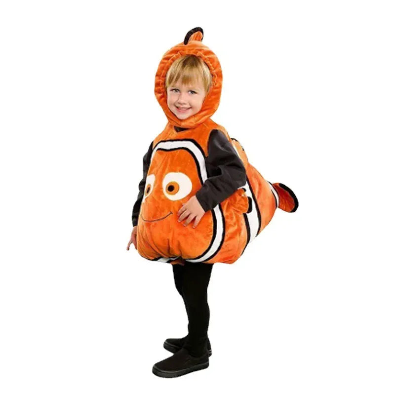Enfant joyeux en déguisement poisson clown orange, prêt pour le carnaval, cosplay ou une fête déguisée.