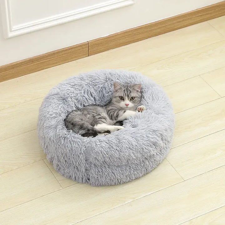 Lit pelucheux gris clair pour chien/chat, son tissu doux et profond offre un confort suprême et un sentiment de sécurité.