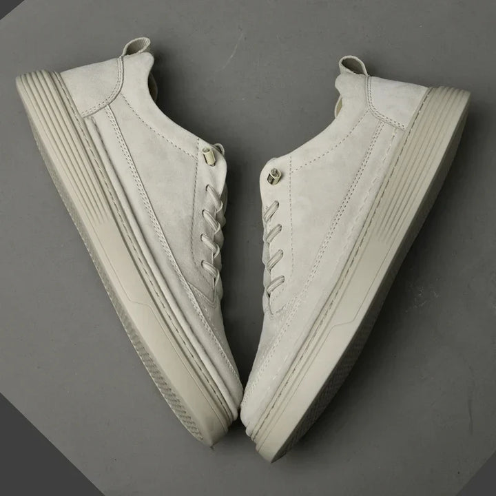 Homme portant des baskets urbaines noires, alliant style décontracté et confort optimal en ville.