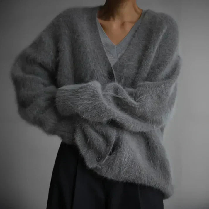 Confort absolu avec ce cardigan femme doux, idéal pour des journées décontractées en automne et hiver.