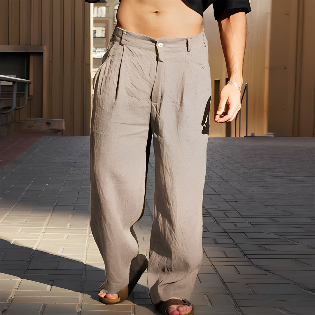 Pantalon homme léger et ample pour un été décontracté chic. Confortable et moderne, idéal pour les vacances.