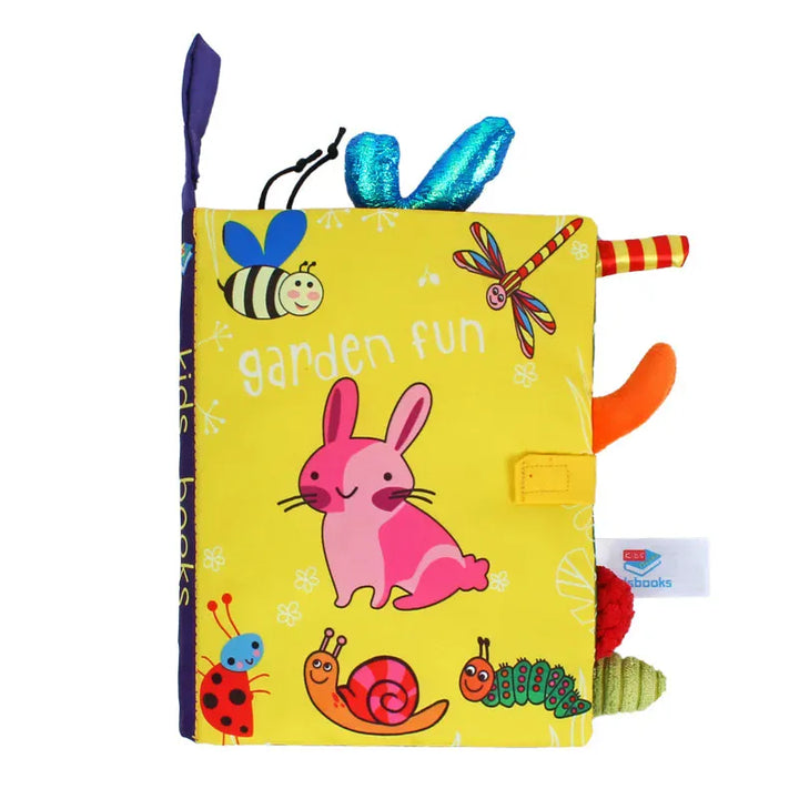Jouet livre tissu bébé avec sons amusants, hochet intégré et pages froissées pour l'éveil auditif.