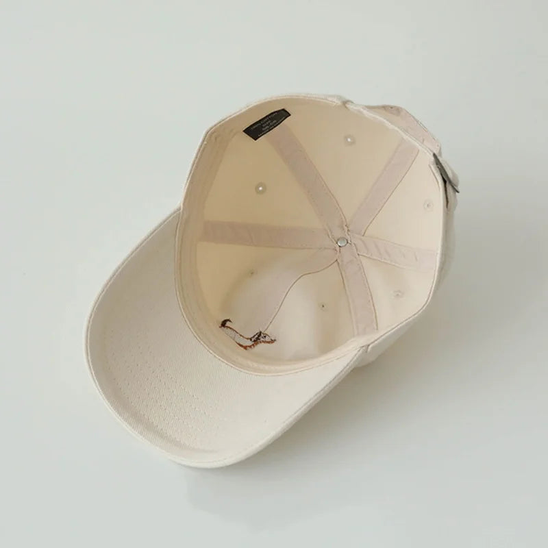Casquette en coton brodé teckel pour femme, accessoire de mode élégant et confortable.