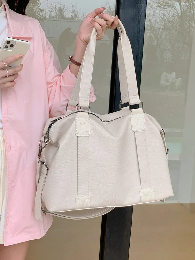 Sac bandoulière femme chic en similicuir crème, parfait pour le travail ou les loisirs, grand compartiment.