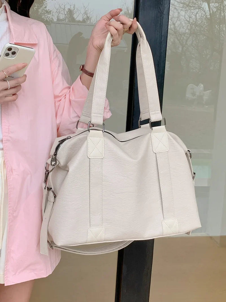 Sac bandoulière femme chic en similicuir crème, parfait pour le travail ou les loisirs, grand compartiment.