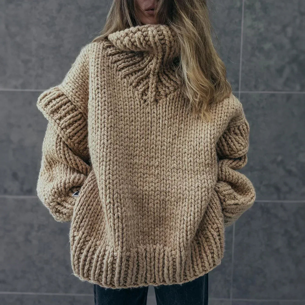 Élégant pull femme en tricot uni, col montant. Chaud et décontracté, idéal mode automne-hiver.