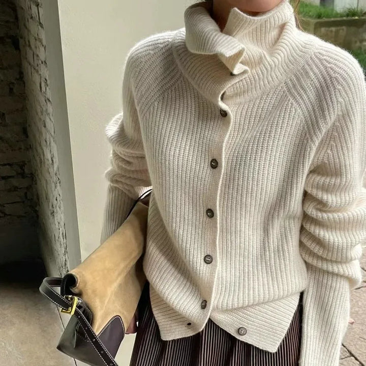 Vêtement femme mode: pull à col roulé boutonné. Éclat élégant et chaleur pour l'hiver.