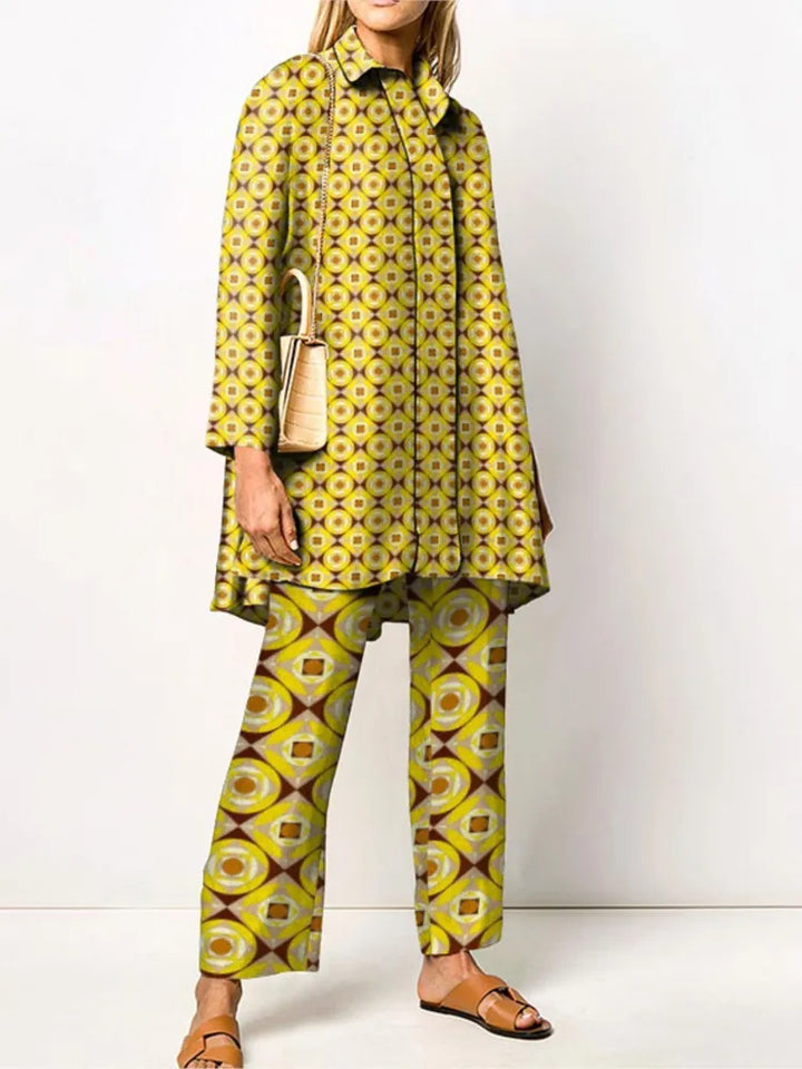 Modèle portant un ensemble coordonné femme: blouse élégante et pantalon imprimé vintage chic. Style mode.