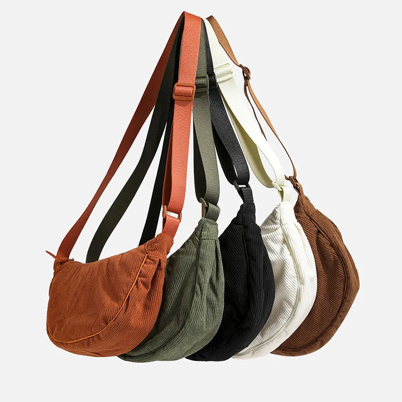 Sac banane élégant pour femme en velours côtelé gris, accessoire mode tendance, un sac pratique et raffiné.