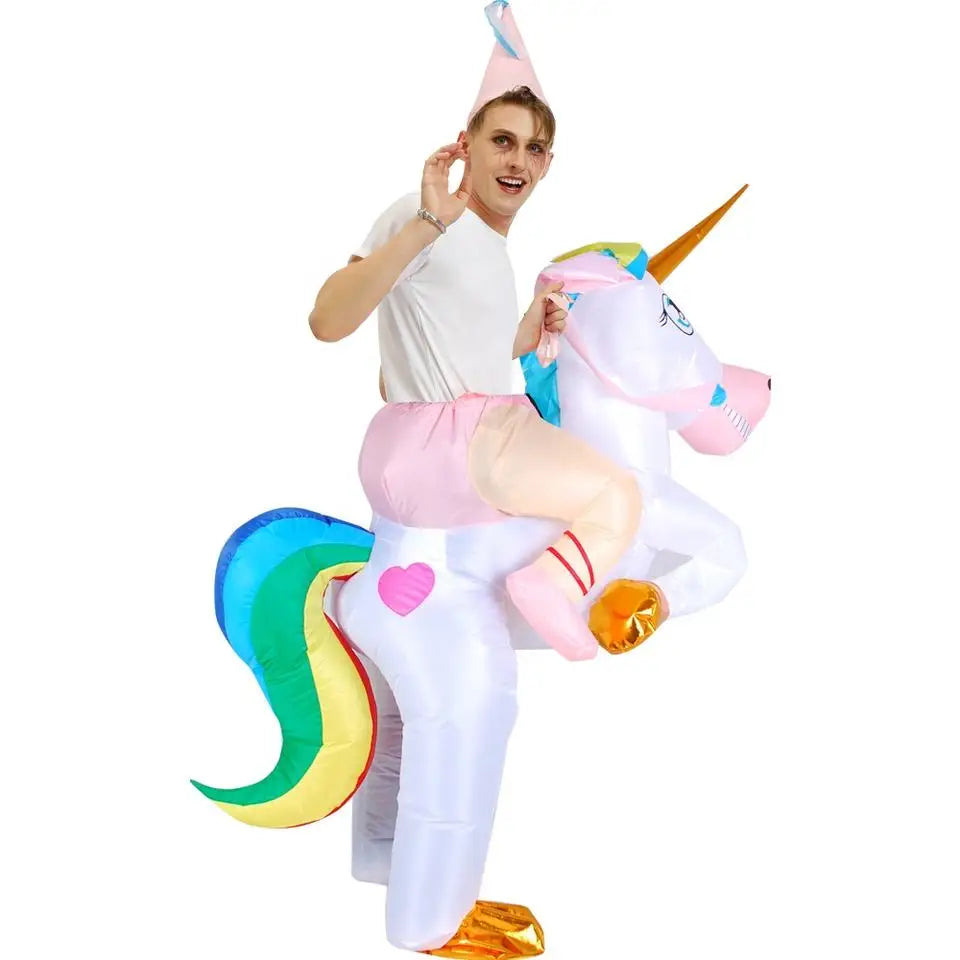 Adulte en déguisement licorne gonflable coloré, prêt pour une fête fantaisie ou Halloween.