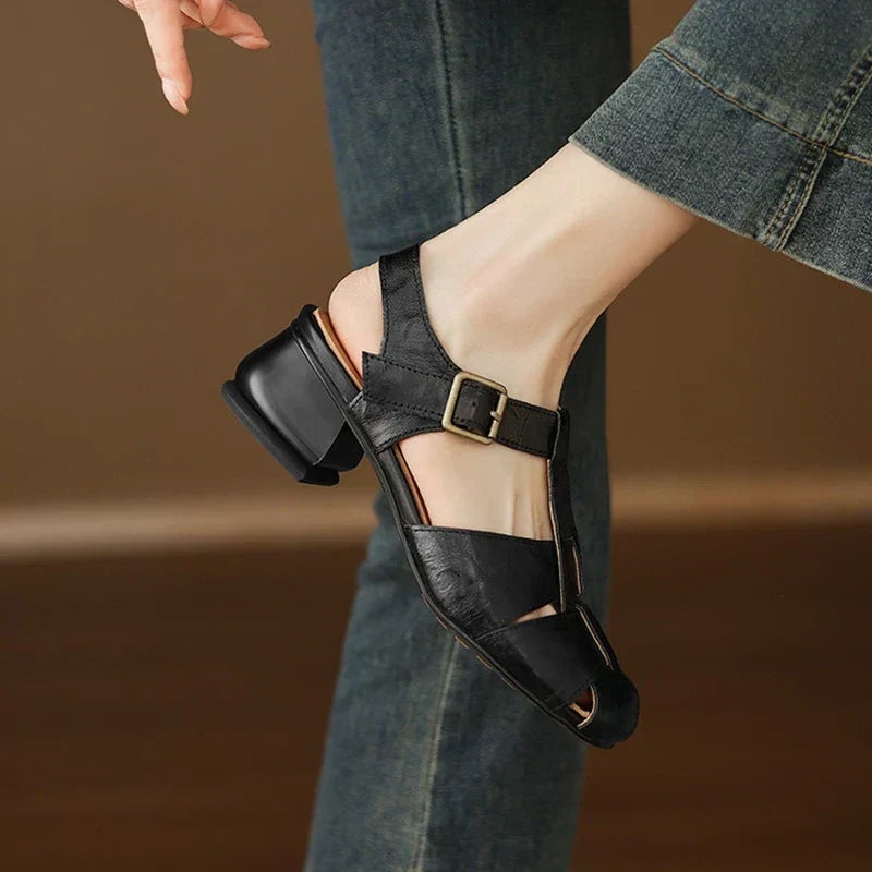Vue latérale des chaussures Coralia, talon épais et bride cheville pour un maintien élégant. Confort et style.