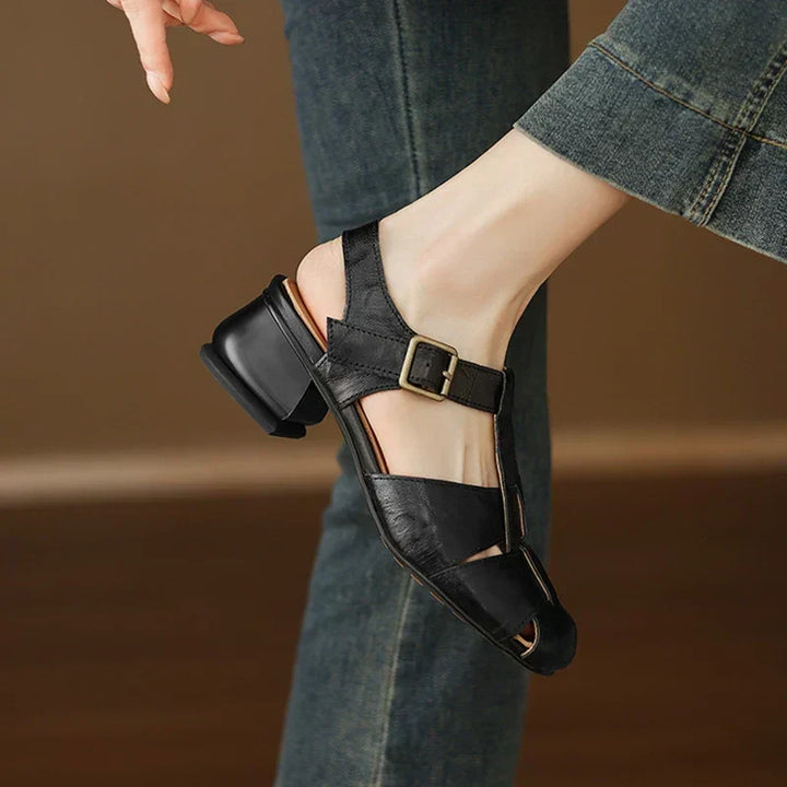 Vue latérale des chaussures Coralia, talon épais et bride cheville pour un maintien élégant. Confort et style.