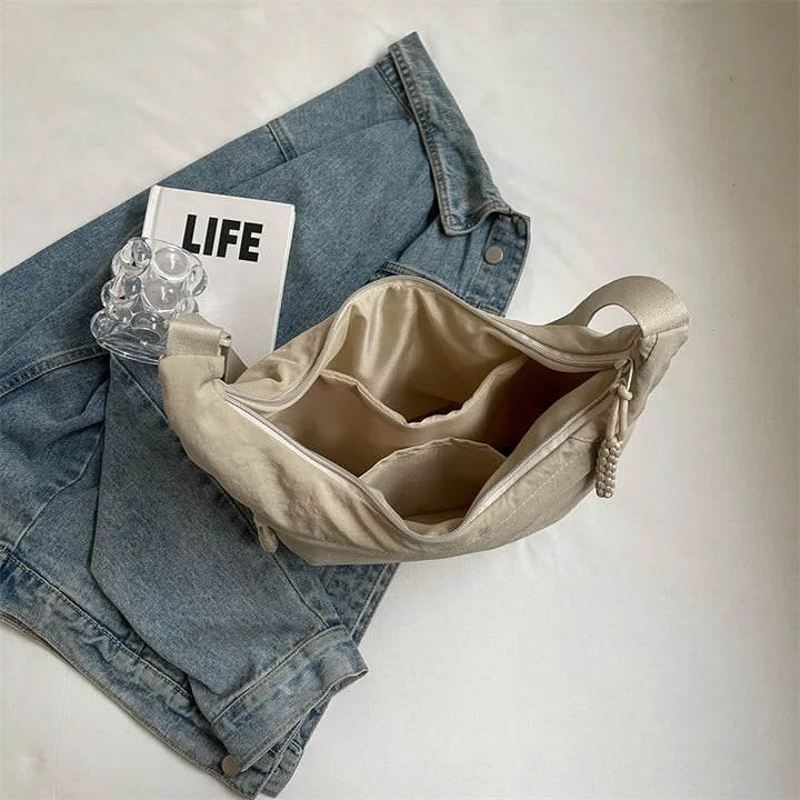 Sac à bandoulière réglable oversize pour femme, en nylon déperlant gris, polyvalent et pratique.
