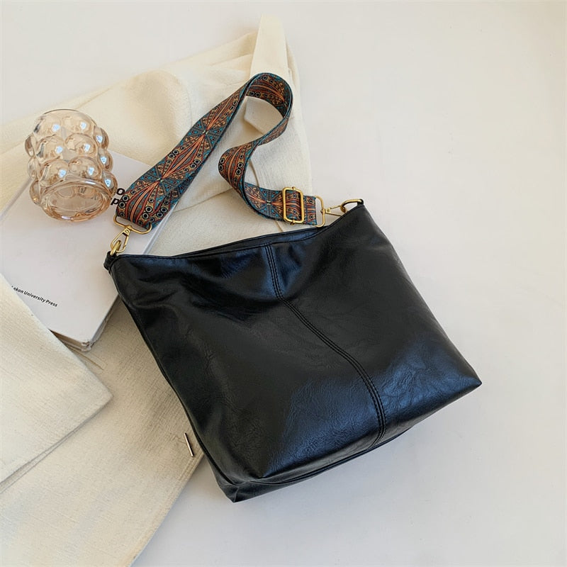 Élégant sac à main noir vegan en PU, accessoire de mode éthique pour femme moderne et stylée.