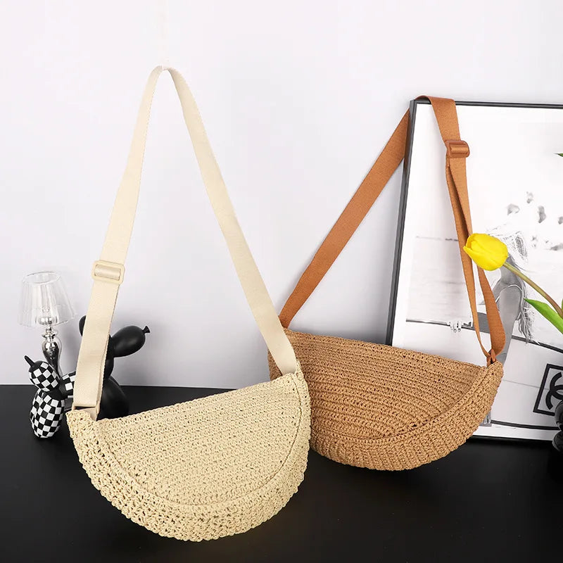 Sac banane en paille naturelle pour femme, idéal pour les sorties d'été ou un look de plage élégant.