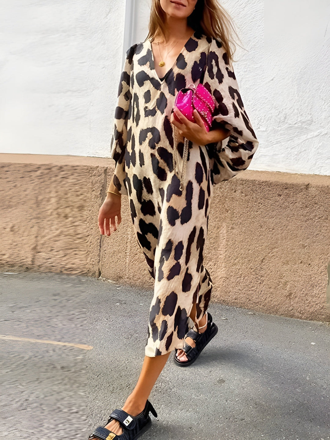 Robe léopard élégante pour femme, imprimé audacieux, coupe chic et confortable. Parfaite pour la mode tendance.