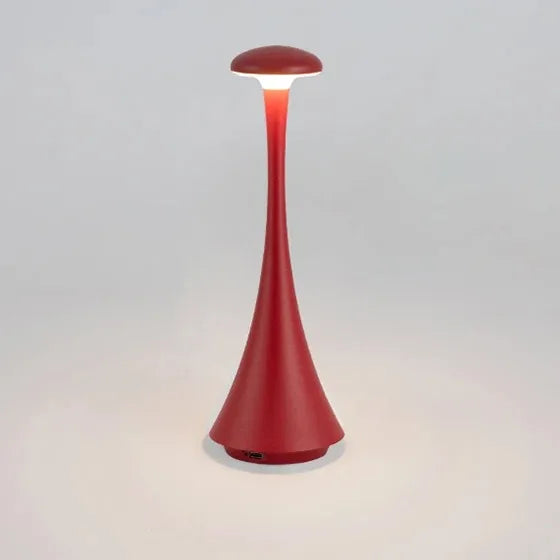 Lampe de table champignon sans fil créant une ambiance lumineuse douce dans un salon moderne.