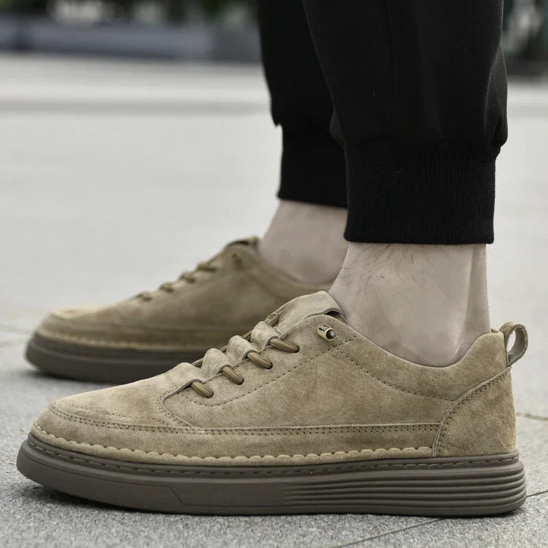 Semelle antidérapante des baskets confort hommes, parfaite pour la marche urbaine quotidienne.