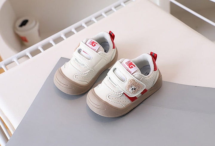 Chaussures enfant souples kaki, ergonomiques et respirantes, pour un confort optimal toute la journée.