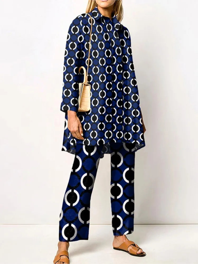 Ensemble deux pièces femme style vintage avec blouse et pantalon à imprimé unique. Confort et chic réunis.