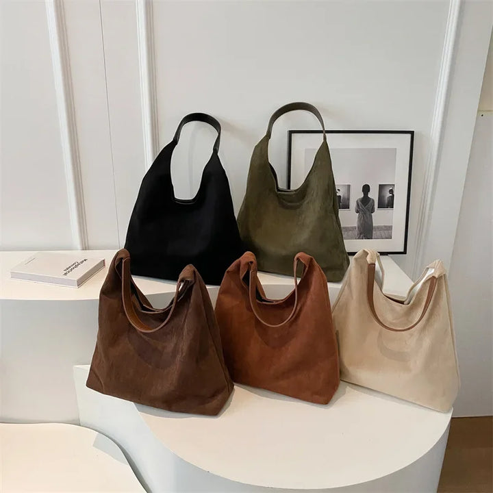 Sac besace femme kaki en suédine, chic et pratique, idéal pour un porté épaule confortable.