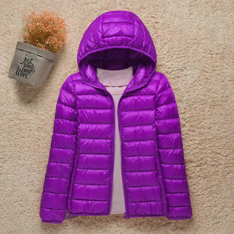 Veste légère matelassée femme, coupe slim. Look urbain chic, parfaite pour l'automne.