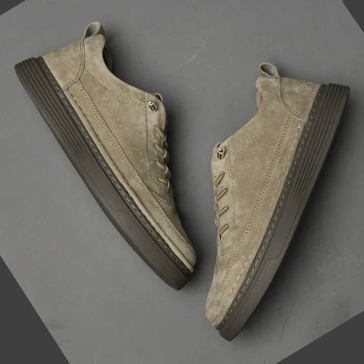 Vue latérale des baskets décontractées pour hommes, style moderne et semelle confortable.