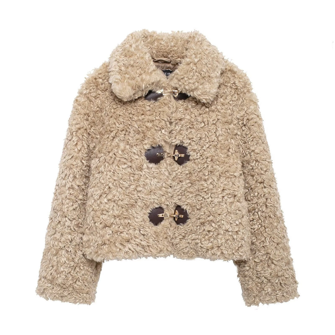 Veste teddy femme beige douce et chaude avec boucle, idéale pour l'hiver et un look élégant et confortable.
