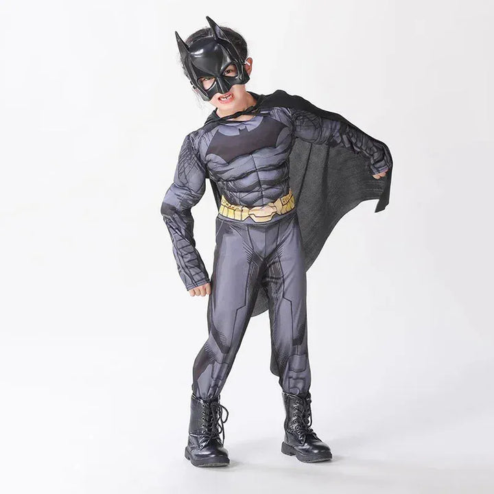 Déguisement de héros masqué pour enfant avec combinaison, cape et masque. Parfait pour incarner un justicier au carnaval.