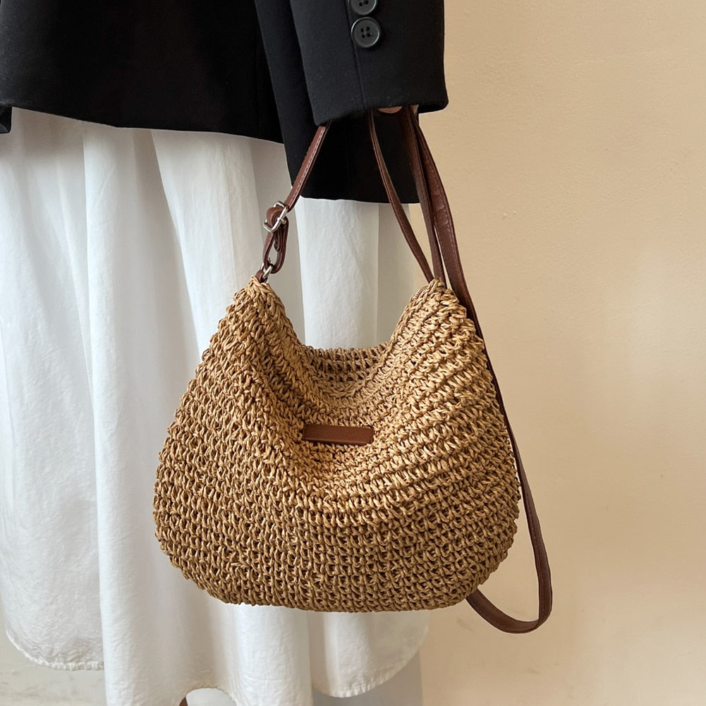 Grand sac bandoulière femme bohème tressé marron, parfait pour le quotidien. Style chic et décontracté.