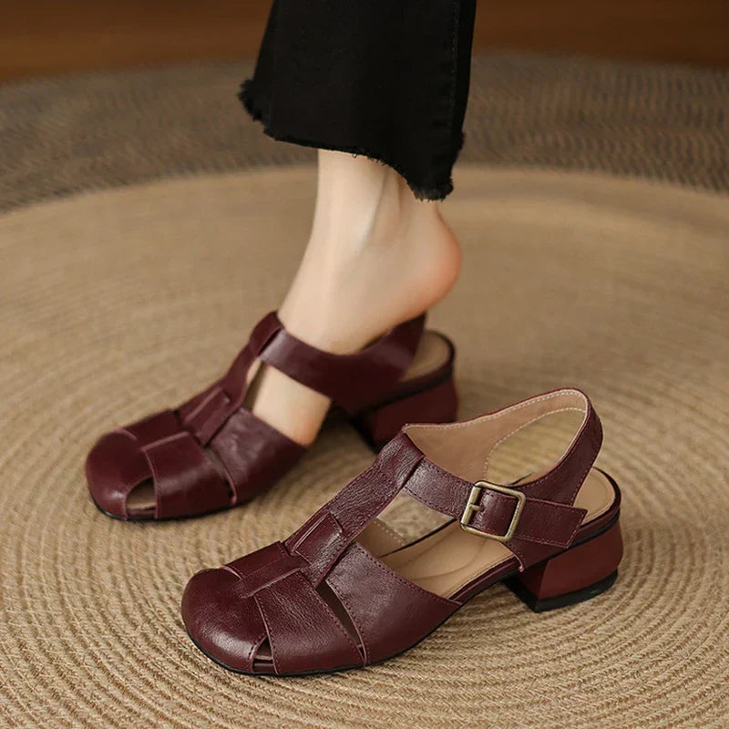 Chaussures de bureau Coralia, talon épais stable, bout carré moderne et bride cheville. Mode femme chic.